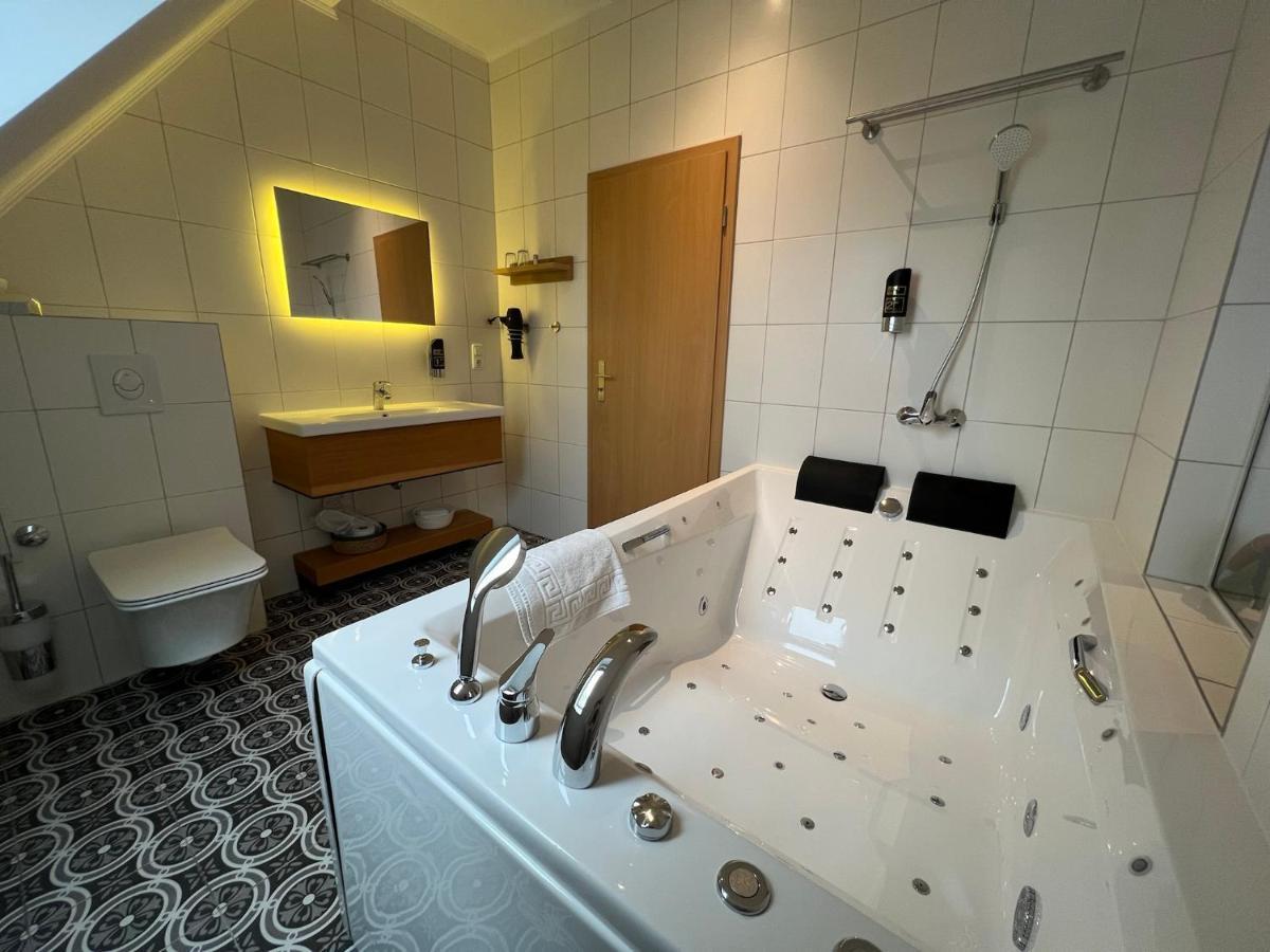 Doppelzimmer mit Whirlpool-Badewanne und Seeblick