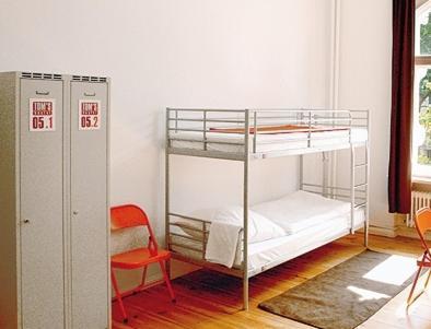Einzelbett im Männerschlafraum mit 2 Betten