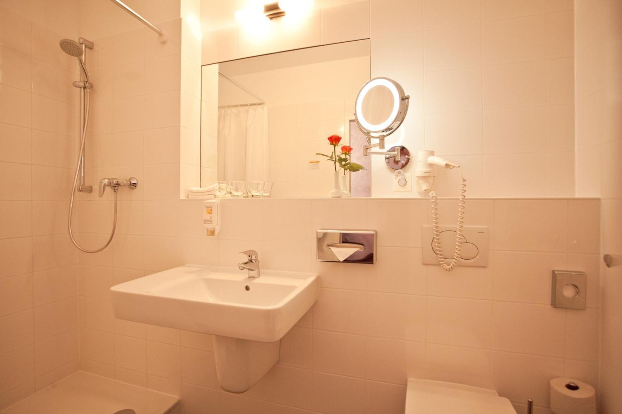 Zweibettzimmer mit eigenem Bad