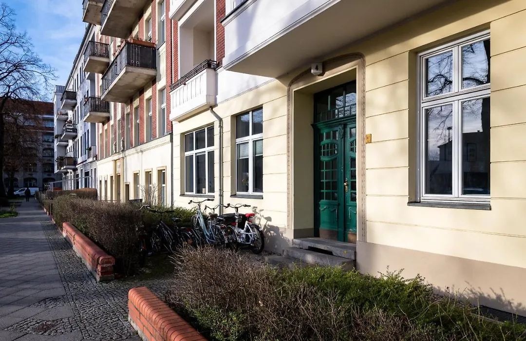 Sonnig&Helle Wohnung Alexanderplatz in 15min zu erreichen, Herthastraße sehr schön und groß für Gruppen geeignet-1