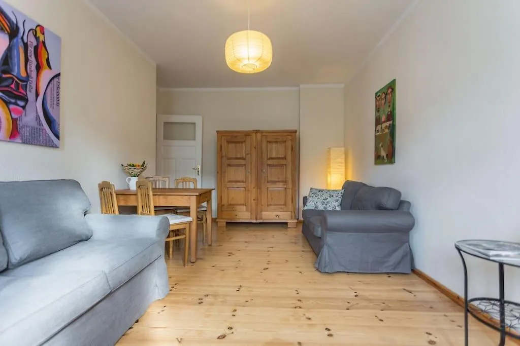 Zentrale Altbauwohnung im Helmholtzkiez-1