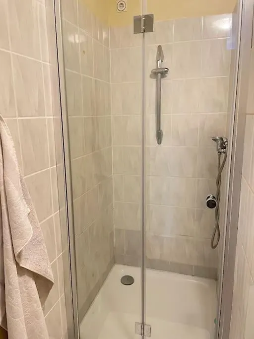 Einzimmerwohnung + Dusche und WC-1