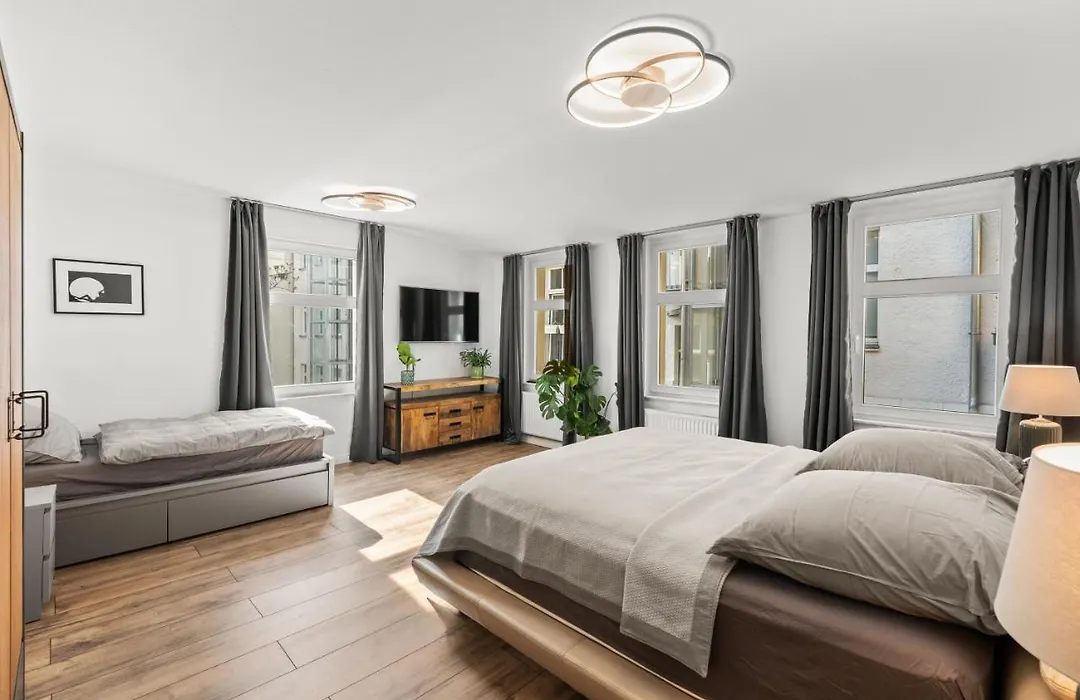 The Remise Mitte Loft, 2 Bedroom 2 Bathrooms, Living Room, Group & Family Friendly, 4- 7 Guests-1