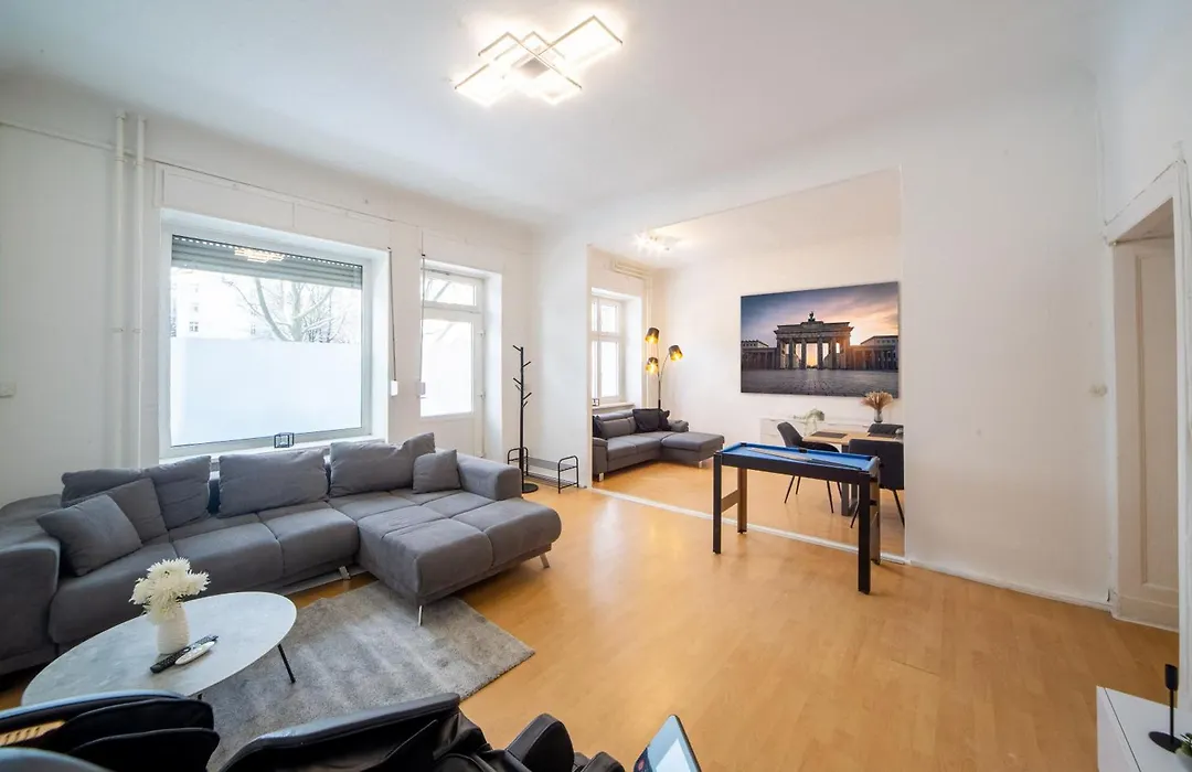 Massagesessel, King-Sized Bed, Billardtisch, 2 Couches-1