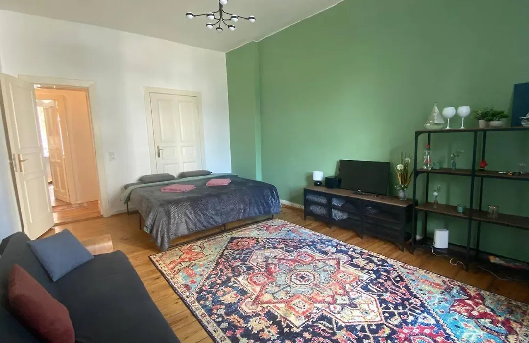 Stylish 2-Room Apartment With Balcony Next To East Side Gallery-1