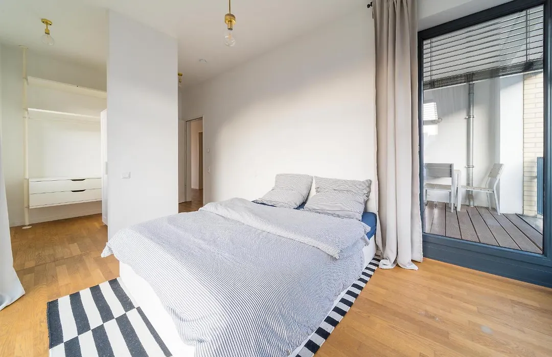 2 Bedroom Mauerpark-Apartment, Berlin Mitte View Calendar-1