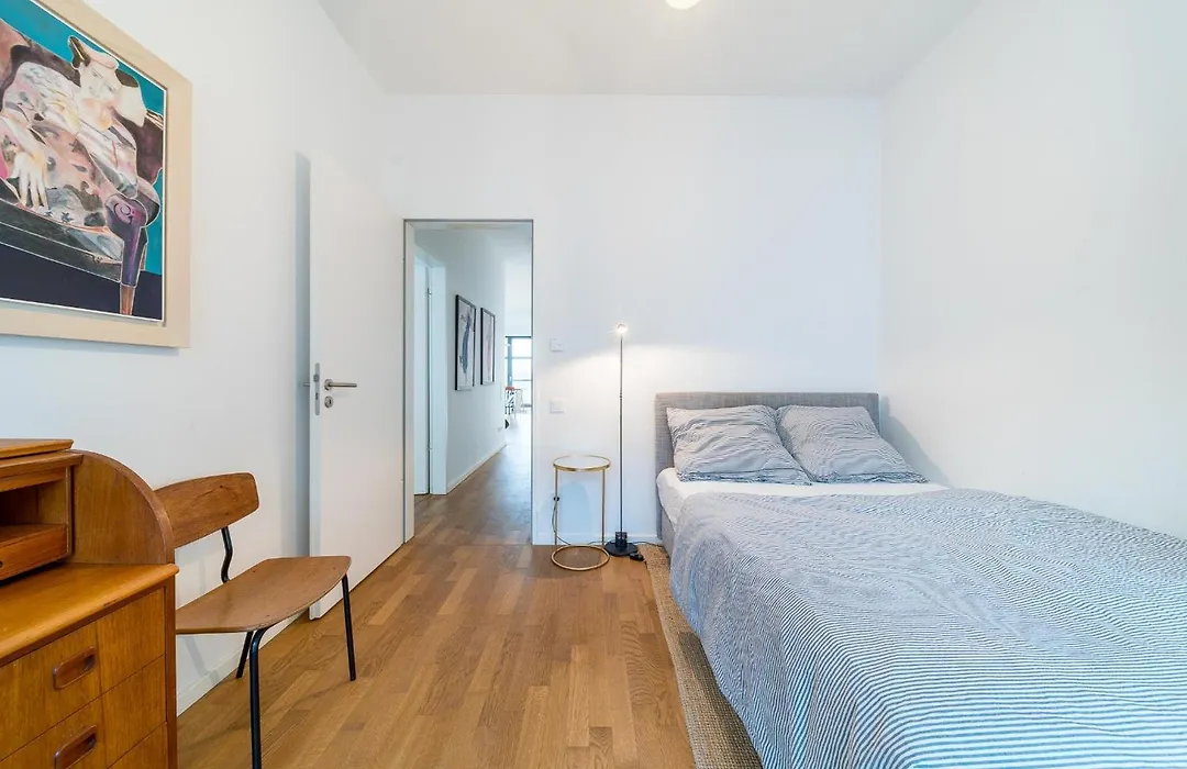 2 Bedroom Mauerpark-Apartment, Berlin Mitte View Calendar-1