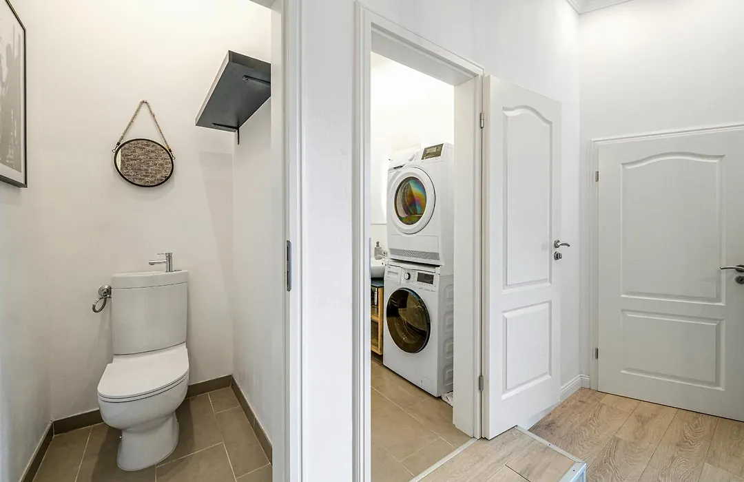 The Mierendorf Style, Group & Family Friendly, 2 Bedroom 1,5 Bath Rooms, Ideal For 2 -5 Guests-1