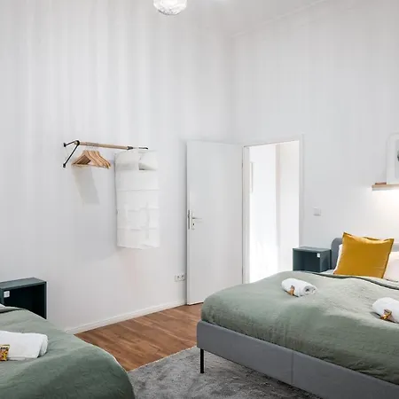 Sonnig&Helle Wohnung Alexanderplatz in 15min zu erreichen, Herthastraße sehr schön und groß für Gruppen geeignet-2