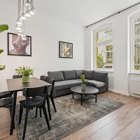The Remise Mitte Loft, 2 Bedroom 2 Bathrooms, Living Room, Group & Family Friendly, 4- 7 Guests-2