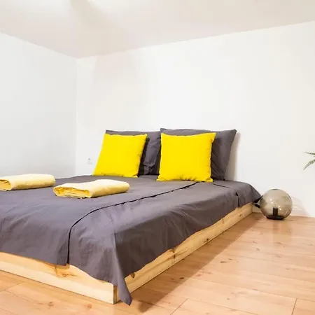 Spacious Two Br Plus Ac Plus Selfcheckin-2