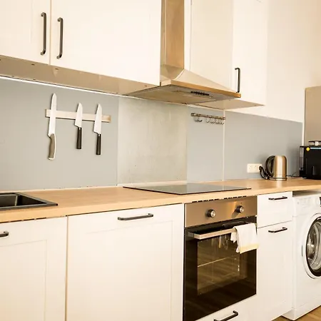 Three Bedroom Plus Big Kitchen Plus Selfcheckin Plus Street Parking-3