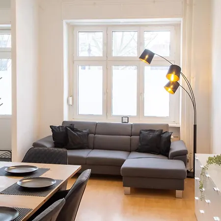 Massagesessel, King-Sized Bed, Billardtisch, 2 Couches-3