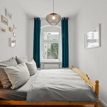 Thewilhelmshavener Group Apartment, Group & Family Friendly, 100M2, 2Br, 1 Living Room, Huge Table, Ideal For 4 - 6 Guests-3