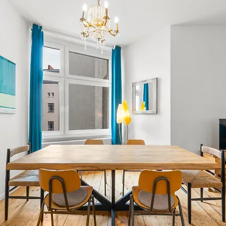 Thewilhelmshavener Group Apartment, Group & Family Friendly, 100M2, 2Br, 1 Living Room, Huge Table, Ideal For 4 - 6 Guests-2
