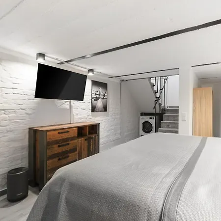 The Mierendorf Budget, Cheap Group & Family Apartment, 1Br, 1 Living Room, Ideal For 2 - 4 Guests-3