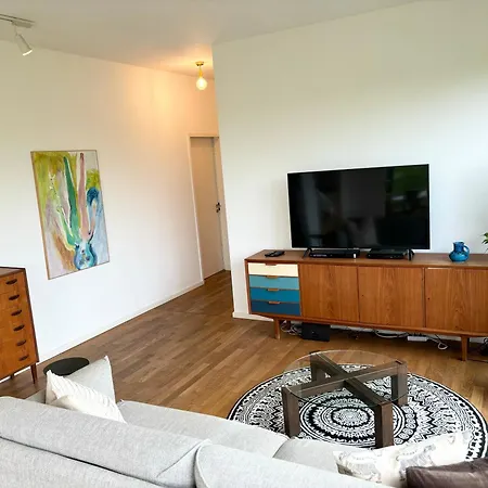 2 Bedroom Mauerpark-Apartment, Berlin Mitte View Calendar-3
