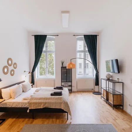 Homely Berlin - Chic Flat, City View, Subway, Cafe, River-2