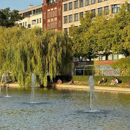 Luxus in Berlin Mitte mit Laptop, großem TV, neuem Bett und privatem Badezimmer-2