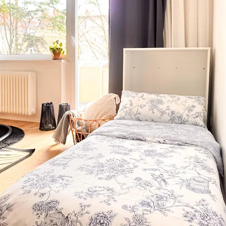 01 Bedroom In Mitte-Up To 5 People-Private Free Parking-2