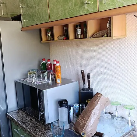 Weltoffenes Privates Gaestezimmer Bei Lgbtq Freundlichen Gastgeber Der Mit In Der Wohnung Lebt-3