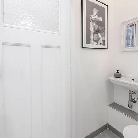 The Duesseldorfer, 1 Bedroom 1 Living Room, Group & Family Friendly, Ideal For 2 - 4 Guests-2
