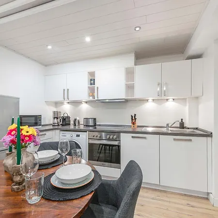 The Duesseldorfer, 1 Bedroom 1 Living Room, Group & Family Friendly, Ideal For 2 - 4 Guests-3