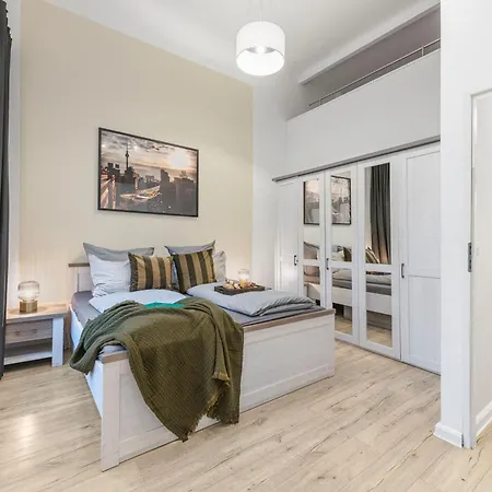 The Goethe Group Loft, 2 Bedroom 2 Bath Rooms, One Living Room, Family Friendly, 2-5 Guests-2