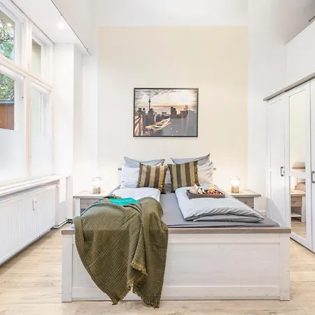 The Goethe Group Loft, 2 Bedroom 2 Bath Rooms, One Living Room, Family Friendly, 2-5 Guests-3