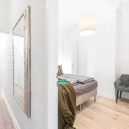 The Goethe Group Loft, 2 Bedroom 2 Bath Rooms, One Living Room, Family Friendly, 2-5 Guests-2