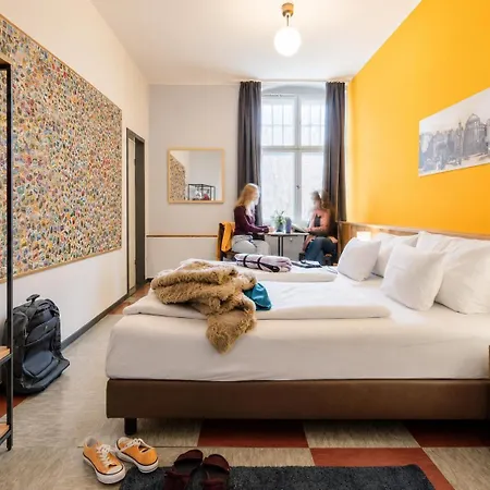 Three Little Pigs Hostel - Your Berlin Castle-3