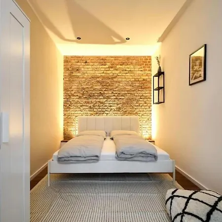 Central Apartment - Linienstraße-2