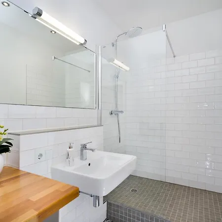 The Melchior, Luxury Industry Loft In Mitte, Group & Family Friendly, 2 Bath Rooms, Big Dining Table, Ideal For 4 - 6 Guests-2