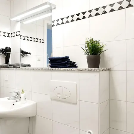 Swine By Rockchair Apartments L Superhost Status L Cozy Family & Business Flair In City Center "Mitte" Modern Studio Boxspringbed Welcomes You!-2