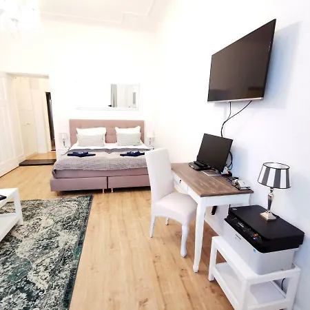 Kvh By Rockchair Apartments L Superhost Status L Boxspringbett Am Schloss Charlottenburg Welcomes You!-2