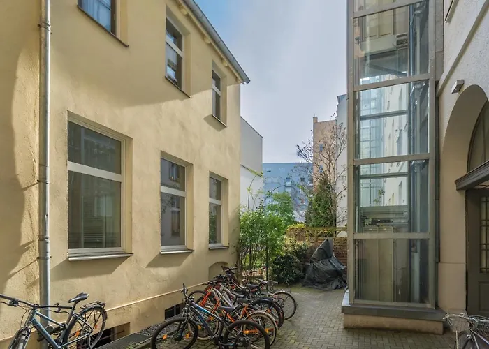 Remise Mitte Loft, 2 Bedroom 2 Bathrooms, Living Room, Group & Family Friendly, 4- 7 Guests