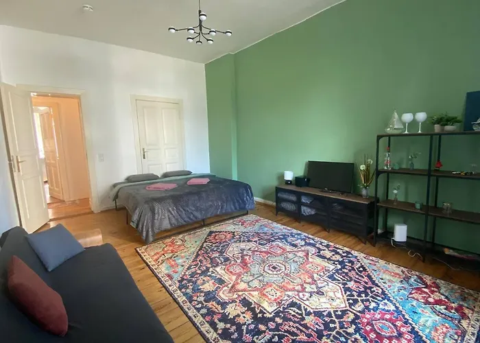 Stylish 2-Room Apartment With Balcony Next To East Side Gallery Berlin