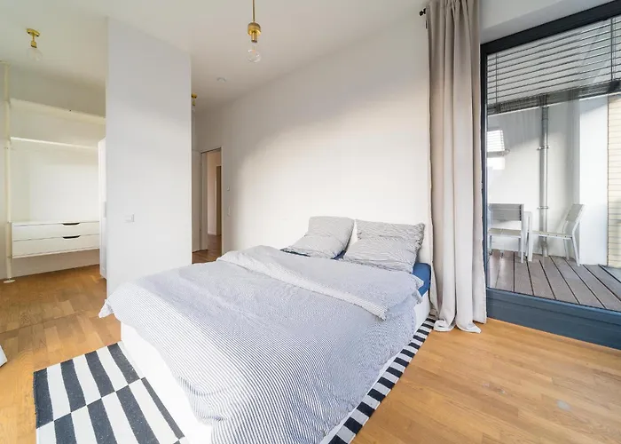 2 Bedroom Mauerpark-Apartment, Berlin Mitte View calendar