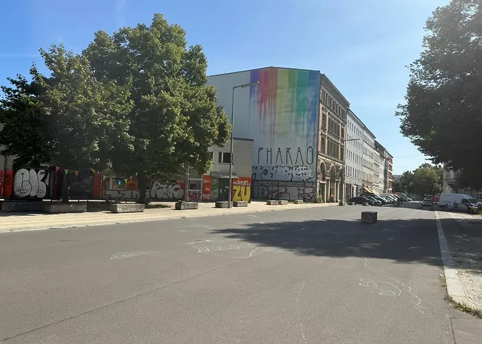 Luxus in Berlin Mitte mit Laptop, großem TV, neuem Bett und privatem Badezimmer