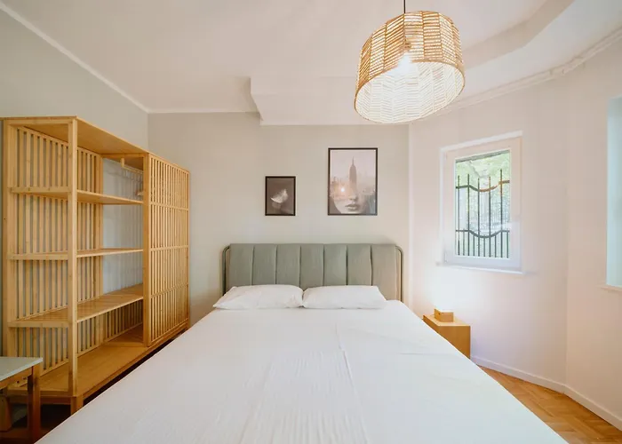 Parklounge Apartment in historic Villa