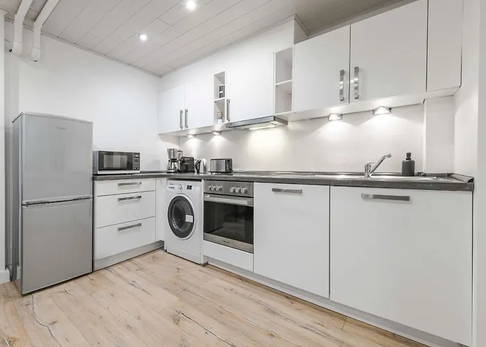 The Duesseldorfer, 1 Bedroom 1 Living Room, Group & Family Friendly, Ideal For 2 - 4 Guests