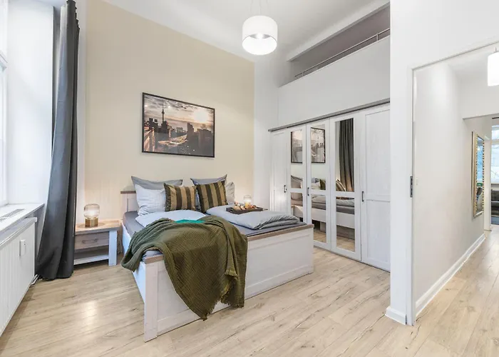 The Goethe Group Loft, 2 Bedroom 2 Bath Rooms, One Living Room, Family Friendly, 2-5 Guests