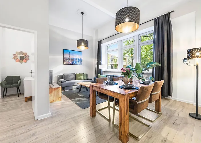 The Goethe Group Loft, 2 Bedroom 2 Bath Rooms, One Living Room, Family Friendly, 2-5 Guests
