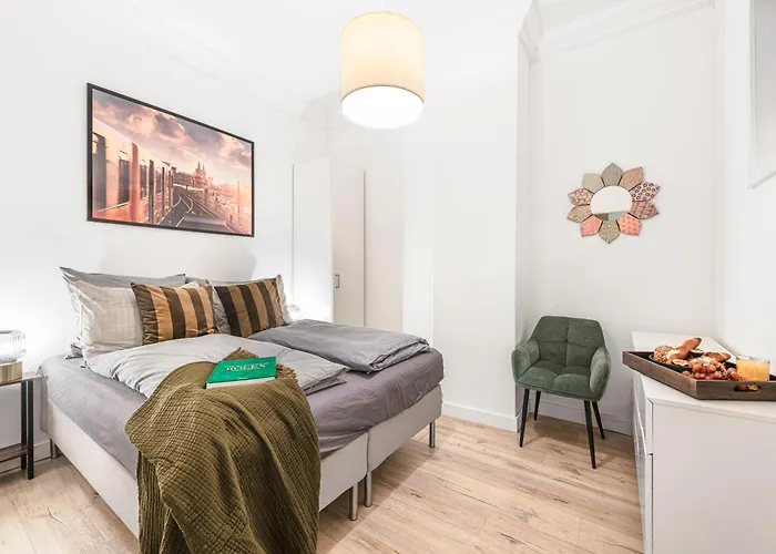 The Goethe Group Loft, 2 Bedroom 2 Bath Rooms, One Living Room, Family Friendly, 2-5 Guests