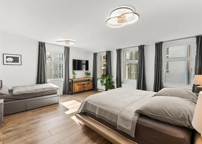 The Remise Mitte Loft, 2 Bedroom 2 Bathrooms, Living Room, Group & Family Friendly, 4- 7 Guests